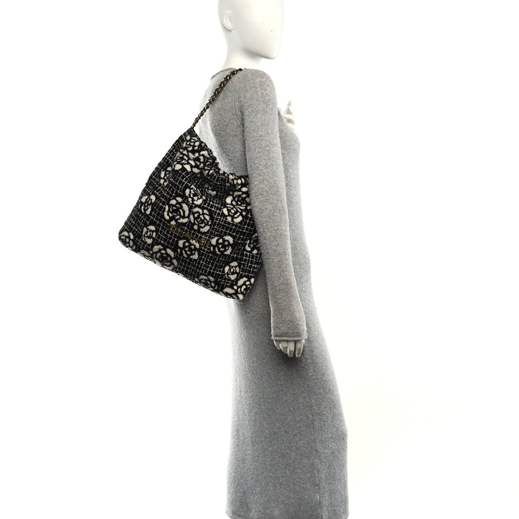 Cashmere Quilted Camellia Chanel 22 Black White