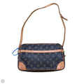 Crossbody Luxury Designer By Louis Vuitton, Size: Medium