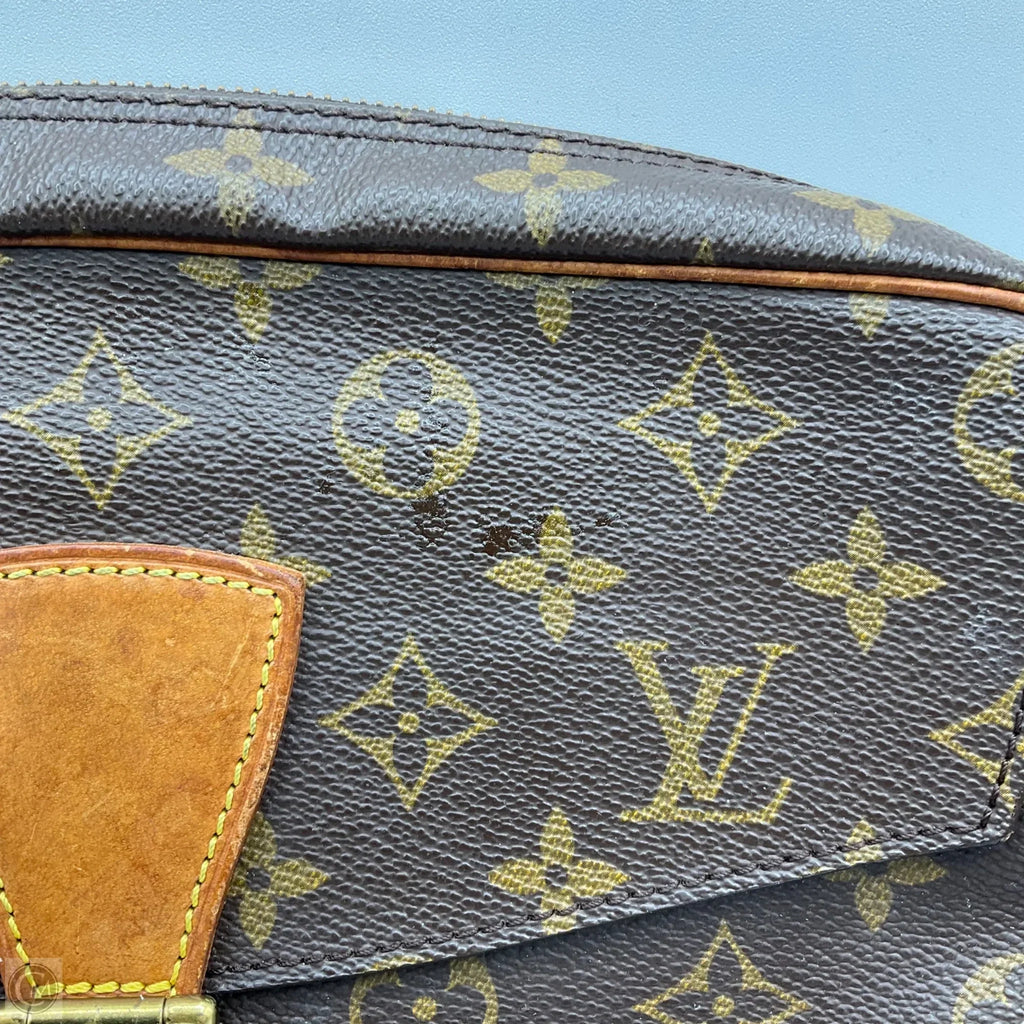 Crossbody Luxury Designer By Louis Vuitton, Size: Medium