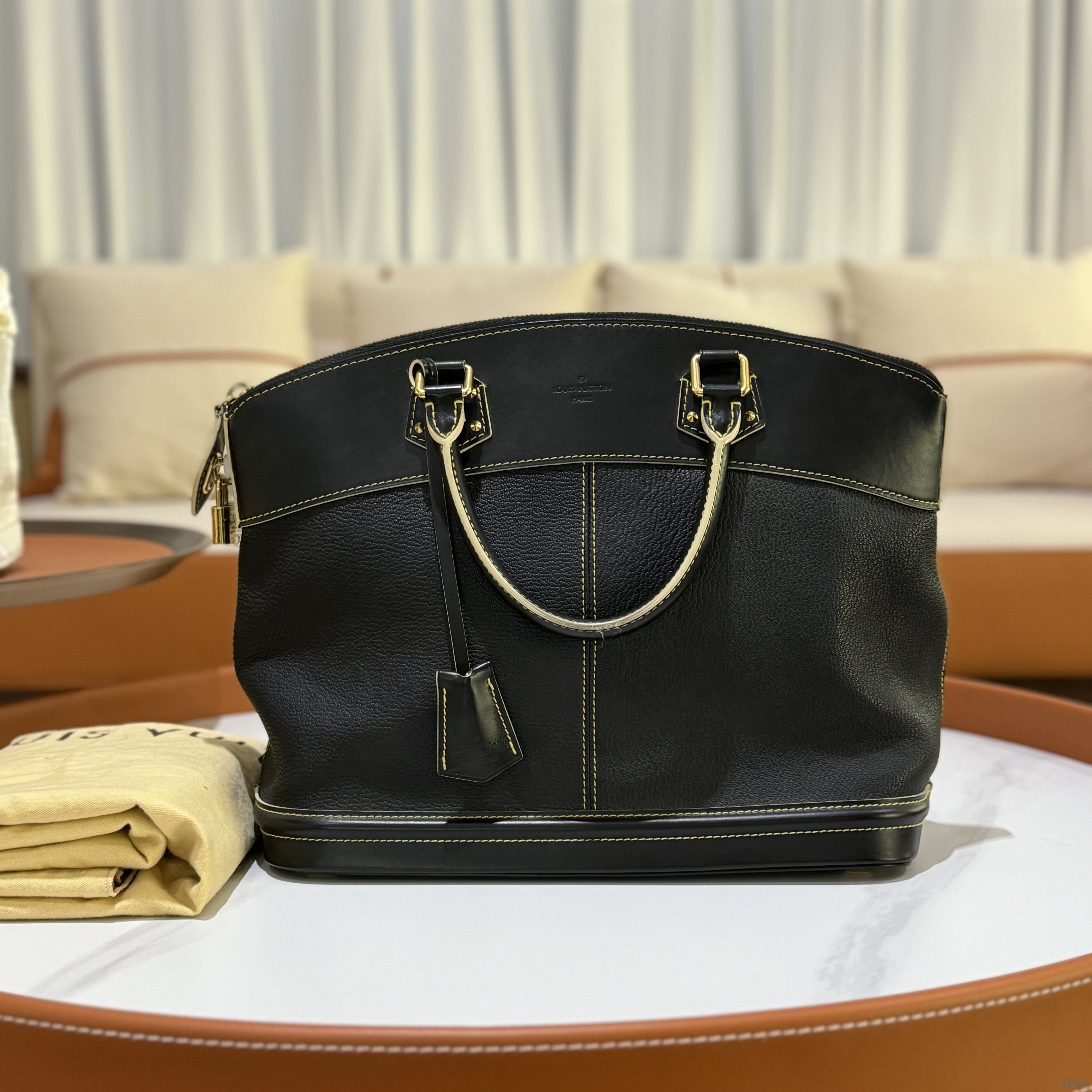 LOUIS VUITTON SUHALI LOCK IT MM