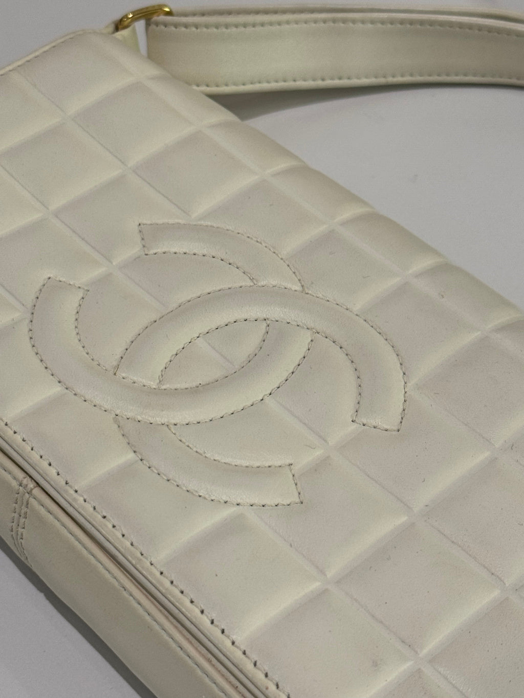 CHANEL CF WHITE VINTAGE SHOULDER BAG
