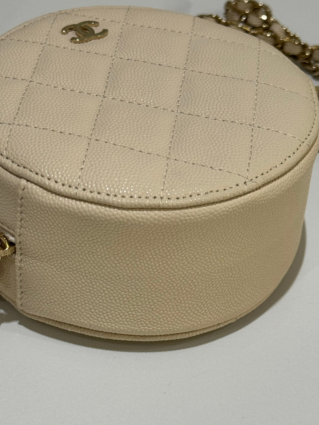 CHANEL ROUND CAKE BAG WHITE CALFSKIN WITH GOLD CHAIN