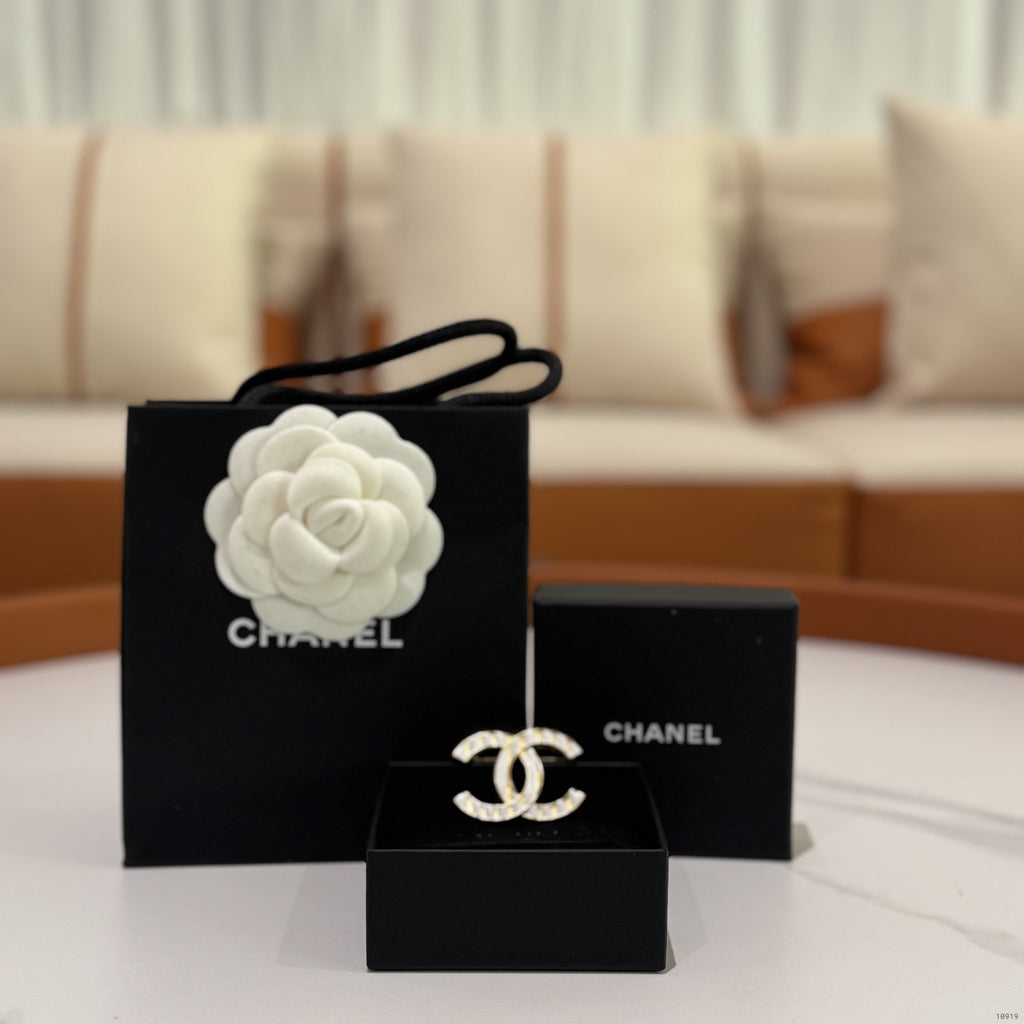 CHANEL LOGO BROOCH WHITE DOUBLE C