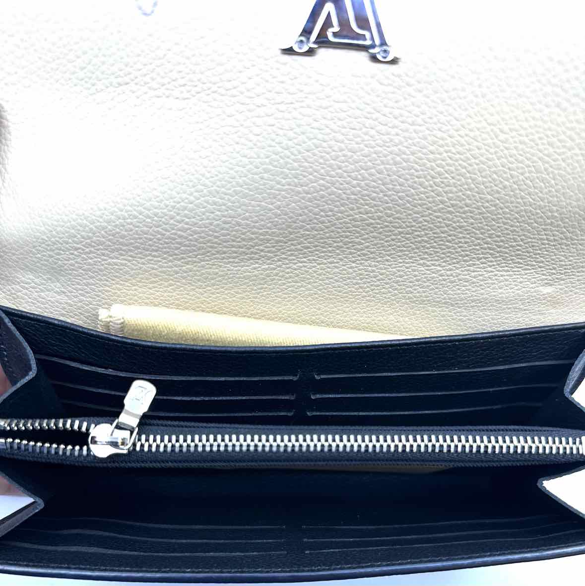 LOUIS VUITTON Portefeiulle Lock-Me II Navy, Cream Leather Solid Wallet