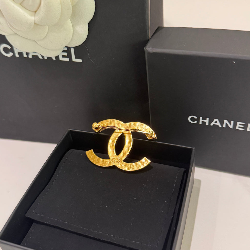 CHANEL LOGO BROOCH WHITE DOUBLE C