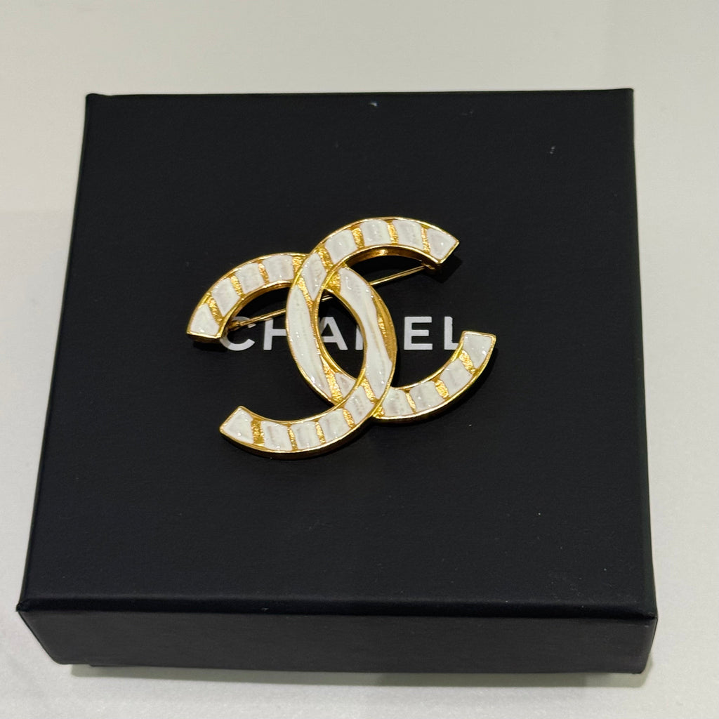 CHANEL LOGO BROOCH WHITE DOUBLE C